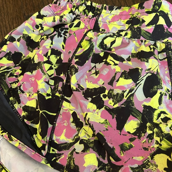 Lululemon hotty hot shorts size 6 - Picture 3 of 4